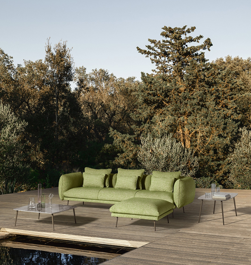 Il divano tre posti Piuma di Myyour ha design leggero e una forma morbida: è composto da una sottile struttura in alluminio e da una serie di morbidi cuscini rivestiti in tessuto per esterni disponibile in tre sfumature con cuciture ribattute in evidenza. È dotato di un sistema reclinabile che permette di abbassare sia i braccioli che gli schienali. Misura L 276 x P 84 x H 74 cm. Prezzo a partire da 5.960 euro + Iva. www.myyour.eu Il divano tre posti Piuma di Myyour ha design leggero e una forma morbida: è composto da una sottile struttura in alluminio e da una serie di morbidi cuscini rivestiti in tessuto per esterni disponibile in tre sfumature con cuciture ribattute in evidenza. È dotato di un sistema reclinabile che permette di abbassare sia i braccioli che gli schienali. Misura L 276 x P 84 x H 74 cm. Prezzo a partire da 5.960 euro + Iva. www.myyour.eu