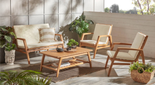 Fa parte del set Emma in vendita da Conforama il divanetto due posti in legno di acacia color teak che è duro, compatto e resistente all'umidità.. I morbidi cuscini in dotazione sono rivestiti in tessuto ecrù. Misura L 113 x P 76 x H 81 cm. Prezzo 823 euro (per il set di 4 pezzi coordinati). www.conforama.it Fa parte del set Emma in vendita da Conforama il divanetto due posti in legno di acacia color teak che è duro, compatto e resistente all'umidità.. I morbidi cuscini in dotazione sono rivestiti in tessuto ecrù. Misura L 113 x P 76 x H 81 cm. Prezzo 823 euro (per il set di 4 pezzi coordinati). www.conforama.it