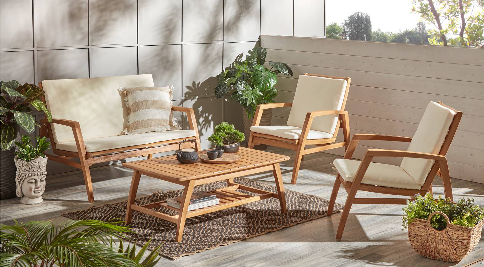 Fa parte del set Emma in vendita da Conforama il divanetto due posti in legno di acacia color teak che è duro, compatto e resistente all'umidità.. I morbidi cuscini in dotazione sono rivestiti in tessuto ecrù. Misura L 113 x P 76 x H 81 cm. Prezzo 823 euro (per il set di 4 pezzi coordinati). www.conforama.it Fa parte del set Emma in vendita da Conforama il divanetto due posti in legno di acacia color teak che è duro, compatto e resistente all'umidità.. I morbidi cuscini in dotazione sono rivestiti in tessuto ecrù. Misura L 113 x P 76 x H 81 cm. Prezzo 823 euro (per il set di 4 pezzi coordinati). www.conforama.it