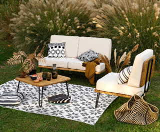 Si richiude quando non serve il divano due posti Spritz di La Redoute Interieurs  che ha la seduta e lo schienale realizzati con doghe in massello di acacia certificata, finitura oliata tinta teak; le gambe pieghevoli sono in metallo con finitura epossidica. Ha quattro cuscini sfoderabili rivestiti in Poly Spun (poliestere idrorepellente) in dotazione. Misura L 140 x P 78 x H 50 cm. Prezzo 699 euro. www.laredoute.it Si richiude quando non serve il divano due posti Spritz di La Redoute Interieurs  che ha la seduta e lo schienale realizzati con doghe in massello di acacia certificata, finitura oliata tinta teak; le gambe pieghevoli sono in metallo con finitura epossidica. Ha quattro cuscini sfoderabili rivestiti in Poly Spun (poliestere idrorepellente) in dotazione. Misura L 140 x P 78 x H 50 cm. Prezzo 699 euro. www.laredoute.it