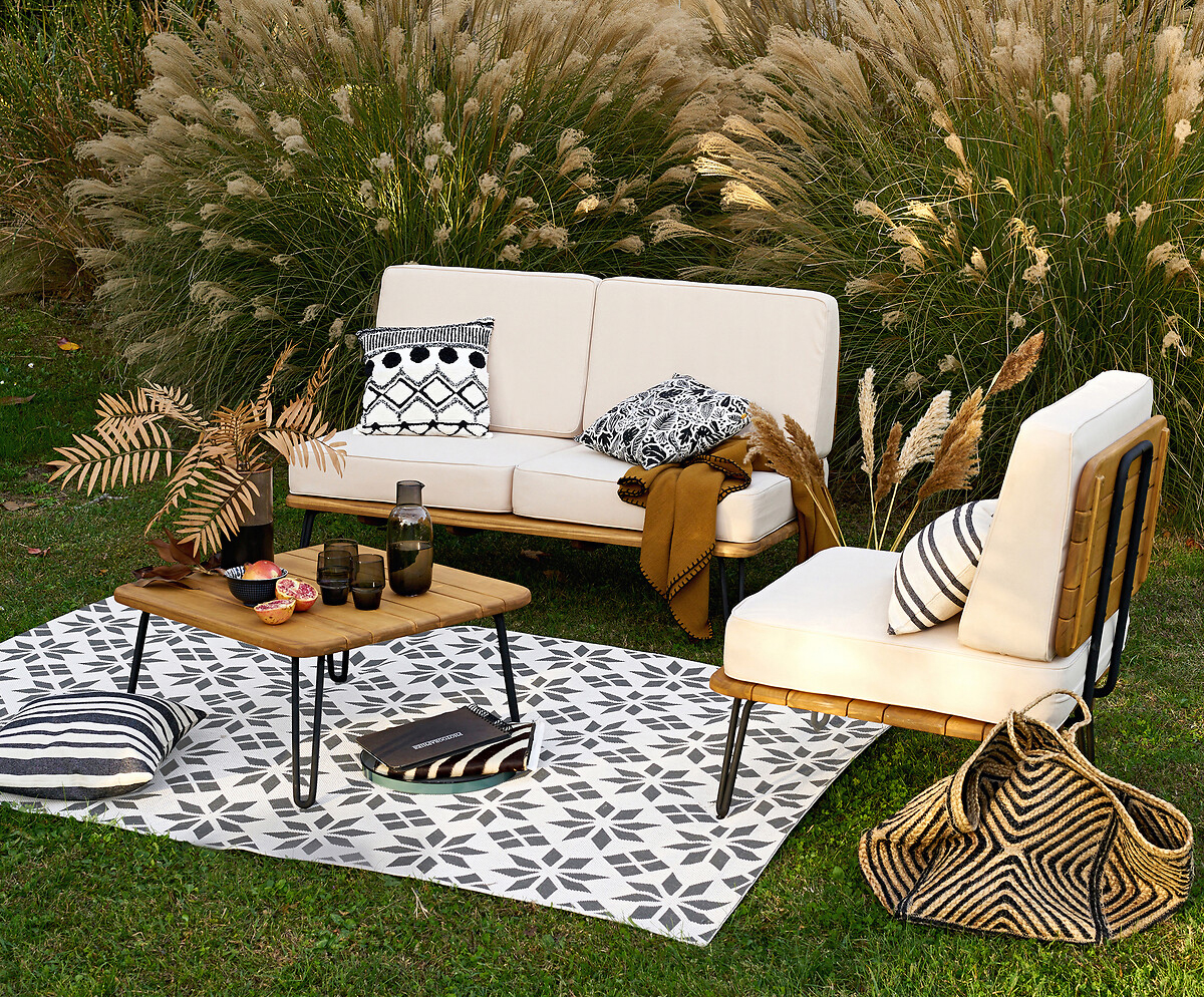 Si richiude quando non serve il divano due posti Spritz di La Redoute Interieurs  che ha la seduta e lo schienale realizzati con doghe in massello di acacia certificata, finitura oliata tinta teak; le gambe pieghevoli sono in metallo con finitura epossidica. Ha quattro cuscini sfoderabili rivestiti in Poly Spun (poliestere idrorepellente) in dotazione. Misura L 140 x P 78 x H 50 cm. Prezzo 699 euro. www.laredoute.it Si richiude quando non serve il divano due posti Spritz di La Redoute Interieurs  che ha la seduta e lo schienale realizzati con doghe in massello di acacia certificata, finitura oliata tinta teak; le gambe pieghevoli sono in metallo con finitura epossidica. Ha quattro cuscini sfoderabili rivestiti in Poly Spun (poliestere idrorepellente) in dotazione. Misura L 140 x P 78 x H 50 cm. Prezzo 699 euro. www.laredoute.it