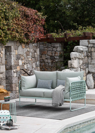 Il divano outdoor Yo! Di Connubia è caratterizzato da un telaio in tubo di metallo trattato e verniciato per un utilizzo all'aperto; gli schienali e i braccioli sono intrecciati con treccia piatta rinforzata in polipropilene. I cuscini sono imbottiti in poliuretano espanso protetto da una fodera impermeabile in Pvc e sono rivestiti in tessuto Sunbrella® idrorepellente che li rende antimacchia, antimuffa e resistenti allo sbiadimento. Misura L 146 x P 73 x H 80,5 cm. Prezzo a partire da 3.053 euro. www.connubia.com Il divano outdoor Yo! Di Connubia è caratterizzato da un telaio in tubo di metallo trattato e verniciato per un utilizzo all'aperto; gli schienali e i braccioli sono intrecciati con treccia piatta rinforzata in polipropilene. I cuscini sono imbottiti in poliuretano espanso protetto da una fodera impermeabile in Pvc e sono rivestiti in tessuto Sunbrella® idrorepellente che li rende antimacchia, antimuffa e resistenti allo sbiadimento. Misura L 146 x P 73 x H 80,5 cm. Prezzo a partire da 3.053 euro. www.connubia.com