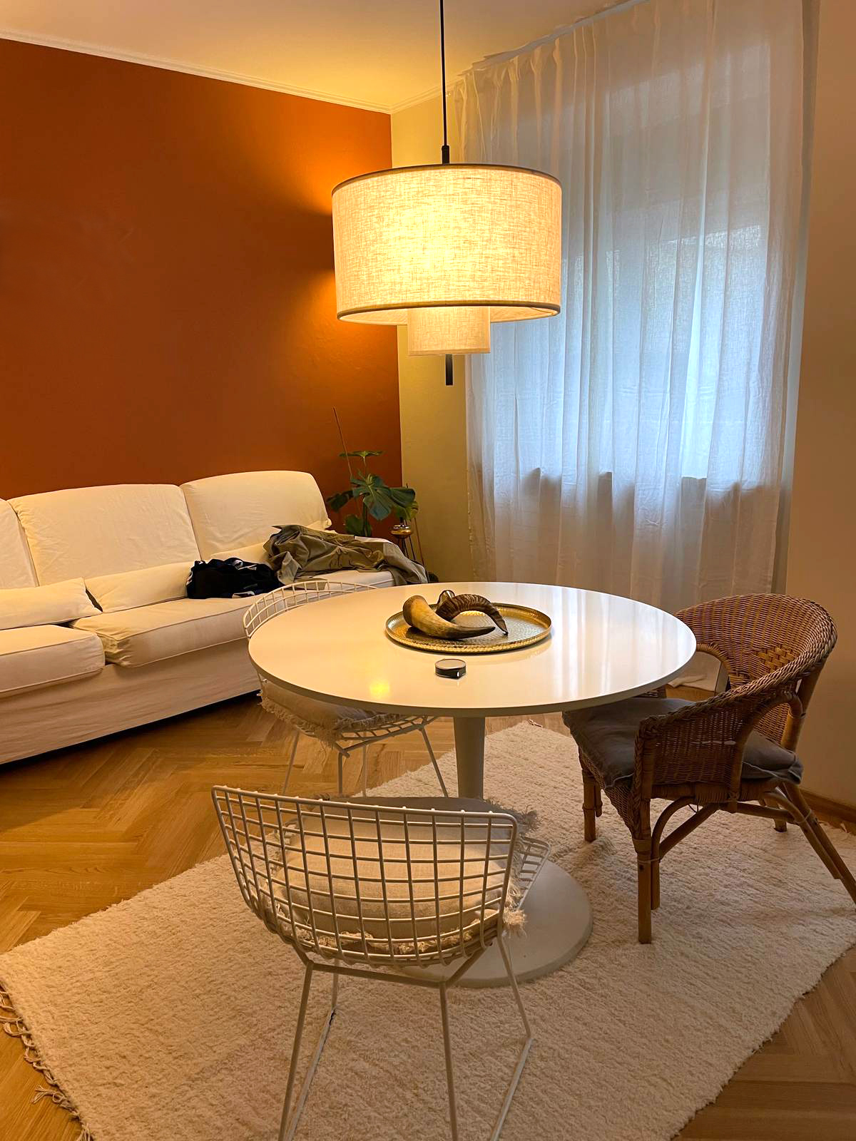 la sala finita dopo la posa del nuovo parquet sulle piastrelle la sala finita dopo la posa del nuovo parquet sulle piastrelle