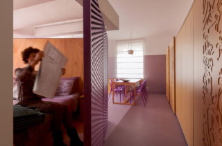 micro living con letto girevole nascosto. Foto Enrietto Sebestova