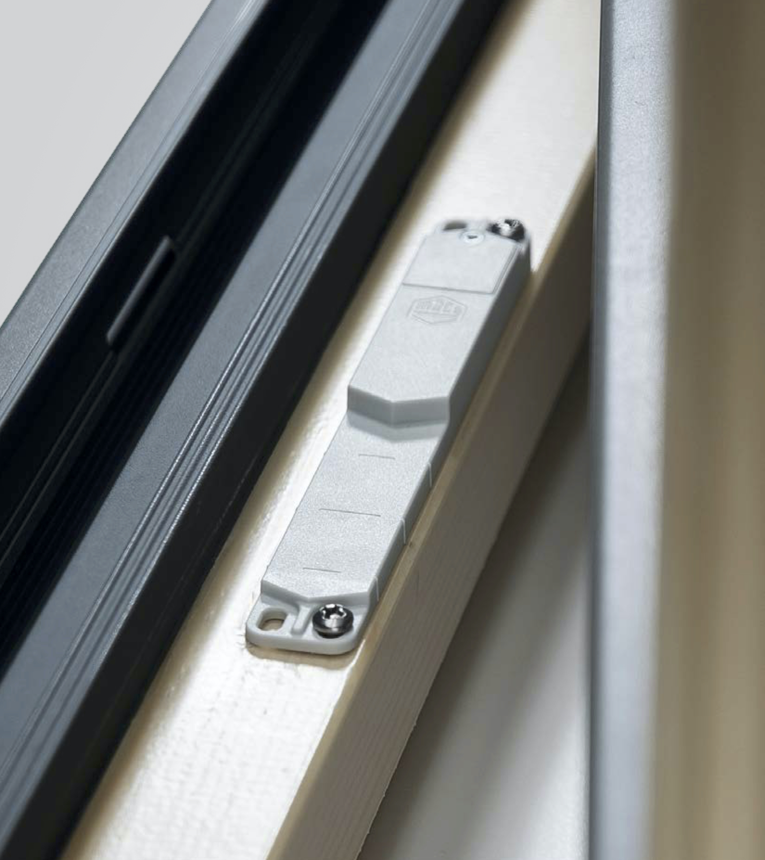 Un sistema intelligente per monitorare i serramenti, verificare in tempo reale la chiusura di ogni porta o finestra per aumentare la sicurezza e diminuire le dispersioni termiche: con i sensori mTronic installati sulle finestre Navello si ha un sistema di protezione integrato. Se le finestre rappresentano da sempre il tallone d'Achille di ogni edificio, questi sensori wireless mTronic (prodotti in Italia da Maico) si installano anche su porte e finestre Navello già montate e sono totalmente invisibili perché collocati nel punto di battuta del serramento. Possono poi essere collegati ai più diffusi impianti domotici, e perfino al termostato di casa per bloccare riscaldamento e raffrescamento quando le finestre sono aperte. Una soluzione semplice ma efficace che unisce sicurezza e risparmio energetico. https://www.navello.it Un sistema intelligente per monitorare i serramenti, verificare in tempo reale la chiusura di ogni porta o finestra per aumentare la sicurezza e diminuire le dispersioni termiche: con i sensori mTronic installati sulle finestre Navello si ha un sistema di protezione integrato. Se le finestre rappresentano da sempre il tallone d'Achille di ogni edificio, questi sensori wireless mTronic (prodotti in Italia da Maico) si installano anche su porte e finestre Navello già montate e sono totalmente invisibili perché collocati nel punto di battuta del serramento. Possono poi essere collegati ai più diffusi impianti domotici, e perfino al termostato di casa per bloccare riscaldamento e raffrescamento quando le finestre sono aperte. Una soluzione semplice ma efficace che unisce sicurezza e risparmio energetico. https://www.navello.it