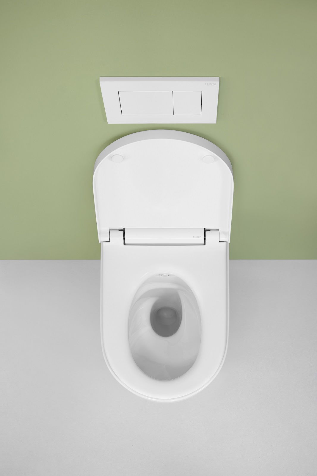 È privo di brida il wc con bidet in ceramica bianca lucida AquaClean Alba di Geberit dotato di tecnologia WhirlSpray con acqua a temperatura corporea. Può essere controllato tramite un telecomando semplice e intuitivo per impostare l'intensità del getto, mentre la posizione dell'ugello può essere regolata tramite l'app Geberit Home. Misura L 37,5 x P 56,5 cm. Prezzo, Iva esclusa, 1.000 euro. www.geberit.it È privo di brida il wc con bidet in ceramica bianca lucida AquaClean Alba di Geberit dotato di tecnologia WhirlSpray con acqua a temperatura corporea. Può essere controllato tramite un telecomando semplice e intuitivo per impostare l'intensità del getto, mentre la posizione dell'ugello può essere regolata tramite l'app Geberit Home. Misura L 37,5 x P 56,5 cm. Prezzo, Iva esclusa, 1.000 euro. www.geberit.it