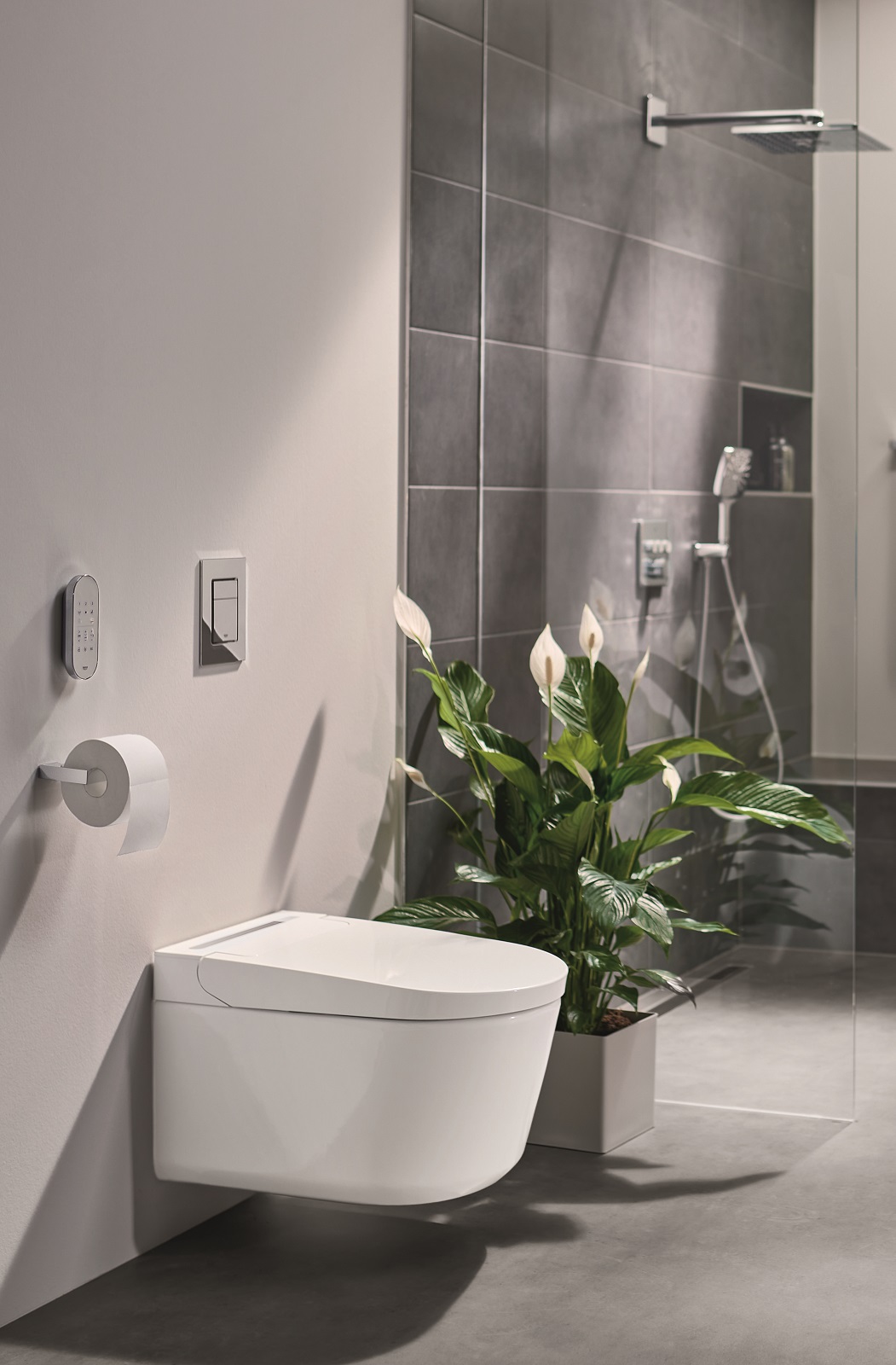 Sensia Pro di Grohe è il vaso senza brida con funzione di bidet, ideale per bagni piccoli e con spazi ridotti. È dotato di una serie di funzionalità intelligenti, personalizzabili e gestibili tramite telecomando. A garantire una perfetta igiene personale sono i due getti separati (getto posteriore e getto Lady) orientabili e regolabili in intensità e temperatura dell’acqua con ugelli autopulenti e antibatterici. Dotato di sedile con sensore ad apertura e chiusura automatiche, ha funzione di asciugatura integrata e illuminazione notturna. La smaltatura è antibatterica. Misura L 38,7 x P 61 cm. Prezzo 4.036,98 euro. www.grohe.it Sensia Pro di Grohe è il vaso senza brida con funzione di bidet, ideale per bagni piccoli e con spazi ridotti. È dotato di una serie di funzionalità intelligenti, personalizzabili e gestibili tramite telecomando. A garantire una perfetta igiene personale sono i due getti separati (getto posteriore e getto Lady) orientabili e regolabili in intensità e temperatura dell’acqua con ugelli autopulenti e antibatterici. Dotato di sedile con sensore ad apertura e chiusura automatiche, ha funzione di asciugatura integrata e illuminazione notturna. La smaltatura è antibatterica. Misura L 38,7 x P 61 cm. Prezzo 4.036,98 euro. www.grohe.it