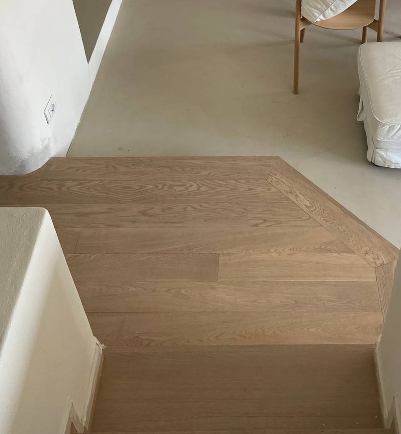 vista del gradino nel punto di incontro legno e resina vista del gradino nel punto di incontro legno e resina