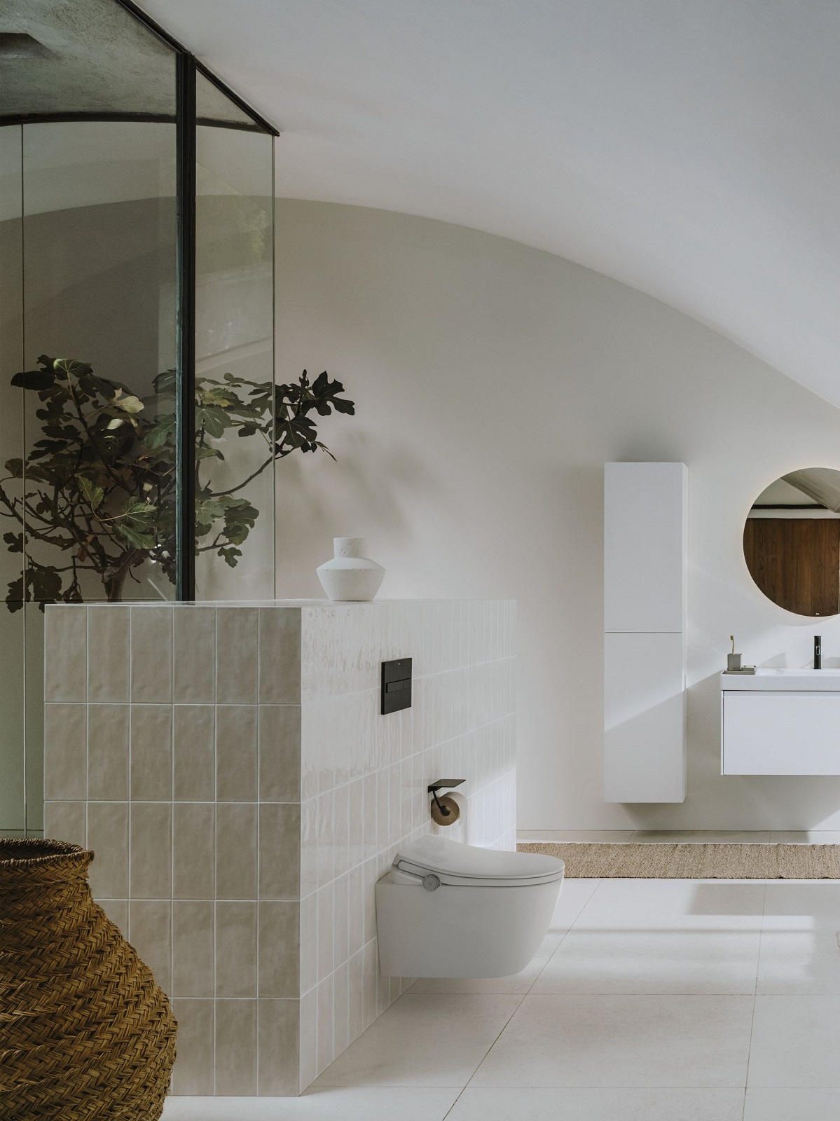 In-Wash® Ona di Roca è wc bidet che offre funzioni di lavaggio e asciugatura personalizzabili, controllabili tramite l'app Roca Connect, e pulizia automatica con UV. Dispone di modalità di lavaggio, con regolazione di temperatura e pressione dell'acqua, e luce notturna. È dotato di tecnologia Rimless® e di processo di decalcificazione. Misura L 36 x P 40,5 cm. Prezzo a partire da 1870 euro + Iva. Disponibile da ottobre 2024. www.roca.it     In-Wash® Ona di Roca è wc bidet che offre funzioni di lavaggio e asciugatura personalizzabili, controllabili tramite l'app Roca Connect, e pulizia automatica con UV. Dispone di modalità di lavaggio, con regolazione di temperatura e pressione dell'acqua, e luce notturna. È dotato di tecnologia Rimless® e di processo di decalcificazione. Misura L 36 x P 40,5 cm. Prezzo a partire da 1870 euro + Iva. Disponibile da ottobre 2024. www.roca.it