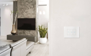 Placche AVE Easy Smart 44 abbinate ai comandi assiali di nuova generazione Whitek 44