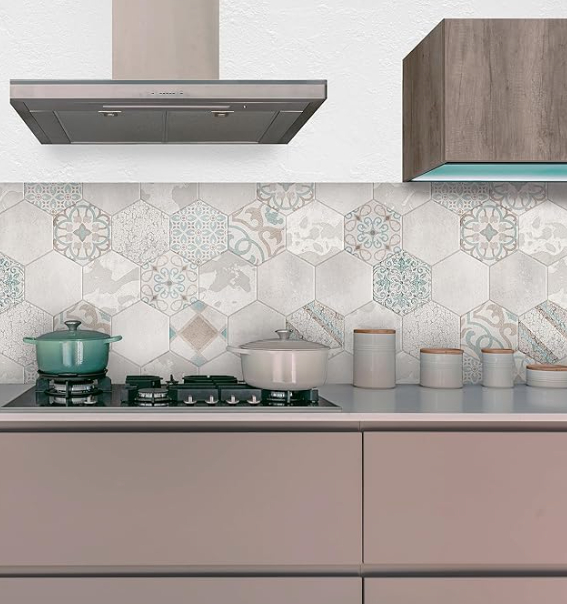 Pannello paraschizzi per parete dietro al lavello Beige Hexagons di CREARREDA, 100% Made in Italy. Adesivo da parete, è facile da applicare. Made in Italy, è ignifugo e resistente all'Acqua. Misura 260 x 60 cm. In vendita su Amazon a 59,95 euro.