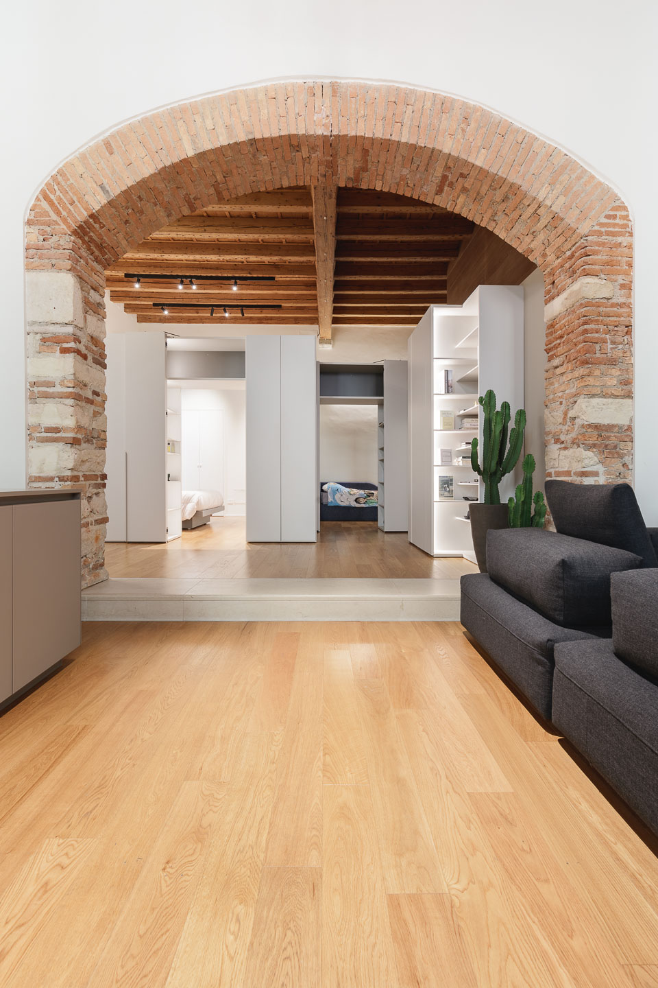 Il sapore originale dell’edificio quattrocentesco viene messo in risalto grazie al contrasto con le linee pulite dei sistemi Caccaro