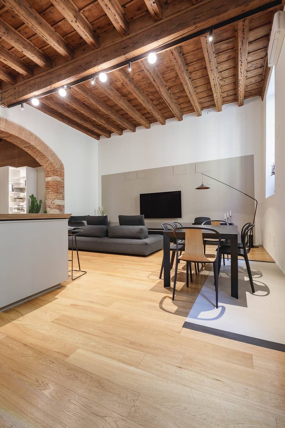 Il sapore originale dell’edificio quattrocentesco viene messo in risalto grazie al contrasto con le linee pulite dei sistemi Caccaro