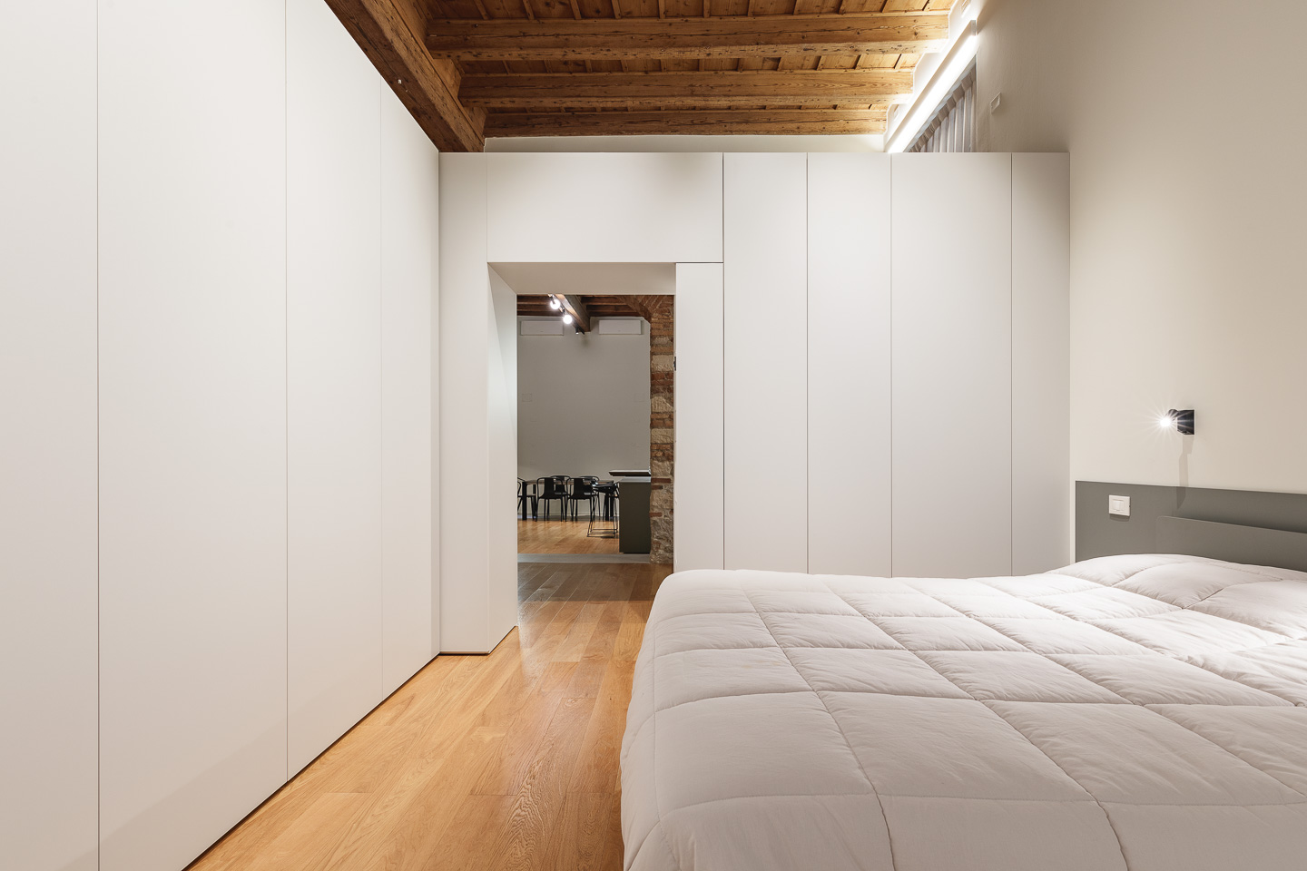 Il sistema Freedhome di Caccaro, bifacciale ed autoportante, delinea la camera da letto senza bisogno di pareti in muratura.