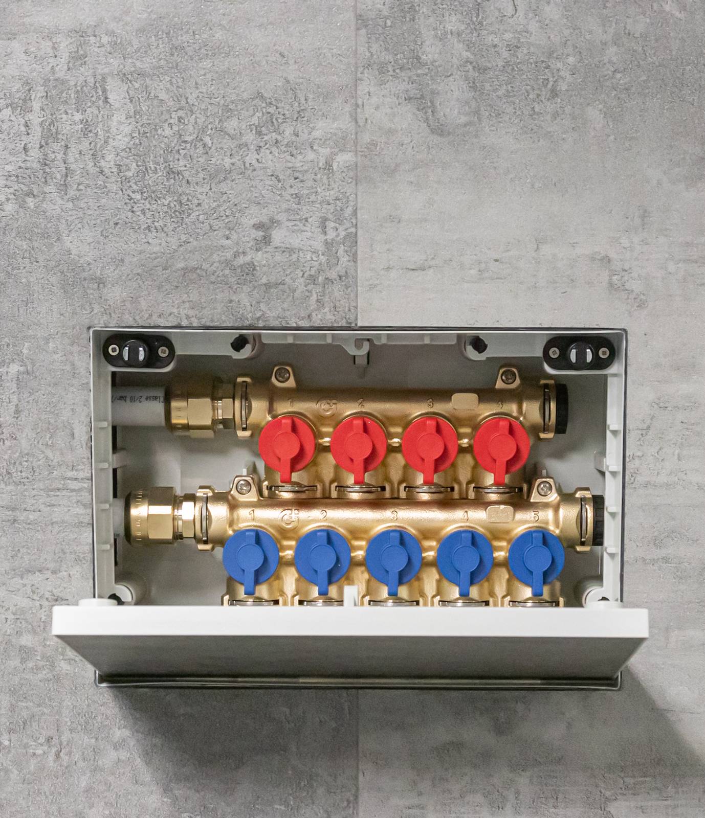 Versione con valvole di intercettazione per ogni singola utenza con sportello push-to-open