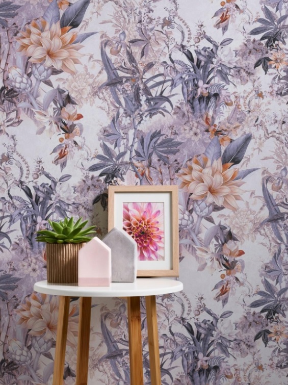 La carta da parati Paradise Pervinca viola in tessuto non tessuto di Bricoflor (in vendita anche presso Leroy Merlin) ha uno stile tropicale adatto a decorare gli ambienti di casa con un tocco di personalità. È una soluzione pratica e veloce per decorare o rinnovare le pareti, è infatti sufficiente mettere la colla sul muro e poi applicare la carta da parati. È inoltre un prodotto ignifugo e resistente: il retro è realizzato con una base in TNT(tessuto non tessuto) che la rende più resistente agli urti, alle macchie, all'umidità e ai raggi UV. Dimensioni: 53 cm X 10,05 m. Prezzo 56,95 euro. La carta da parati Paradise Pervinca viola in tessuto non tessuto di Bricoflor (in vendita anche presso Leroy Merlin) ha uno stile tropicale adatto a decorare gli ambienti di casa con un tocco di personalità. È una soluzione pratica e veloce per decorare o rinnovare le pareti, è infatti sufficiente mettere la colla sul muro e poi applicare la carta da parati. È inoltre un prodotto ignifugo e resistente: il retro è realizzato con una base in TNT(tessuto non tessuto) che la rende più resistente agli urti, alle macchie, all'umidità e ai raggi UV. Dimensioni: 53 cm X 10,05 m. Prezzo 56,95 euro.