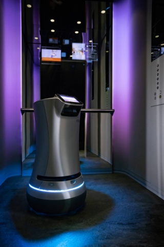 KONE_DX_Class_Savioke_robot_02 KONE_DX_Class_Savioke_robot_02