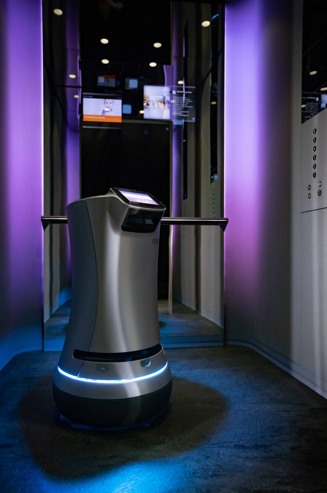 KONE_DX_Class_Savioke_robot_02 KONE_DX_Class_Savioke_robot_02