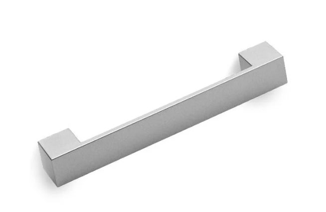 Maniglia Cook da cucina di ManoMano, effetto alluminio, lunga e sottile, misure 197x26x27 mm. Prezzo 3,20 euro. In vendita su https://www.manomano.it/