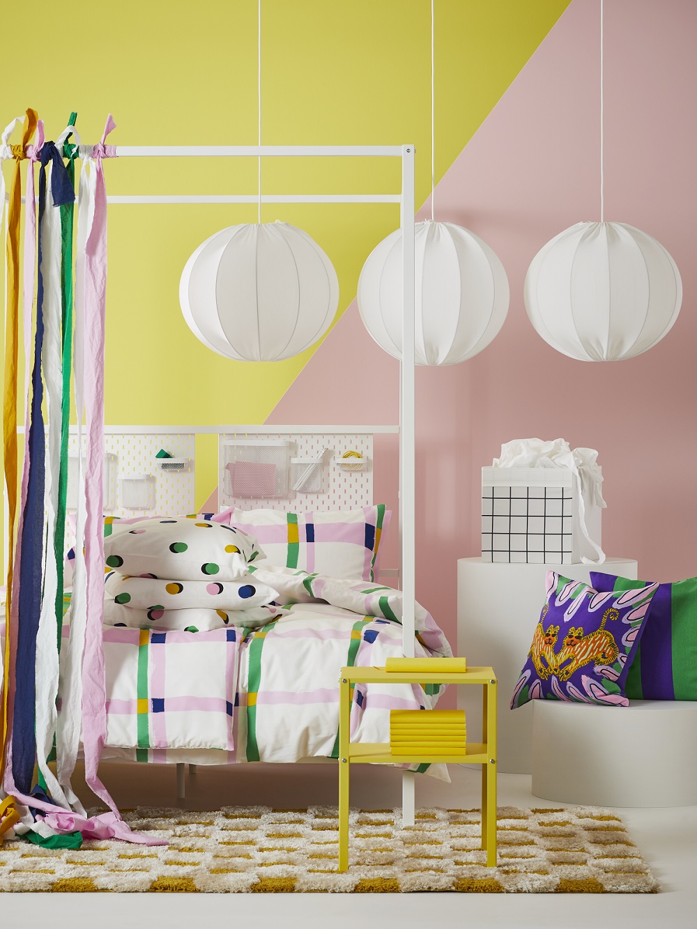 Comodino Knarrevik giallo, prezzo 9,95 euro. Biancheria da letto Syrabladmal, prezzo 9,95 euro. Fodere per cuscino Rundkrassig, prezzo 3,95 euro. www.ikea.com