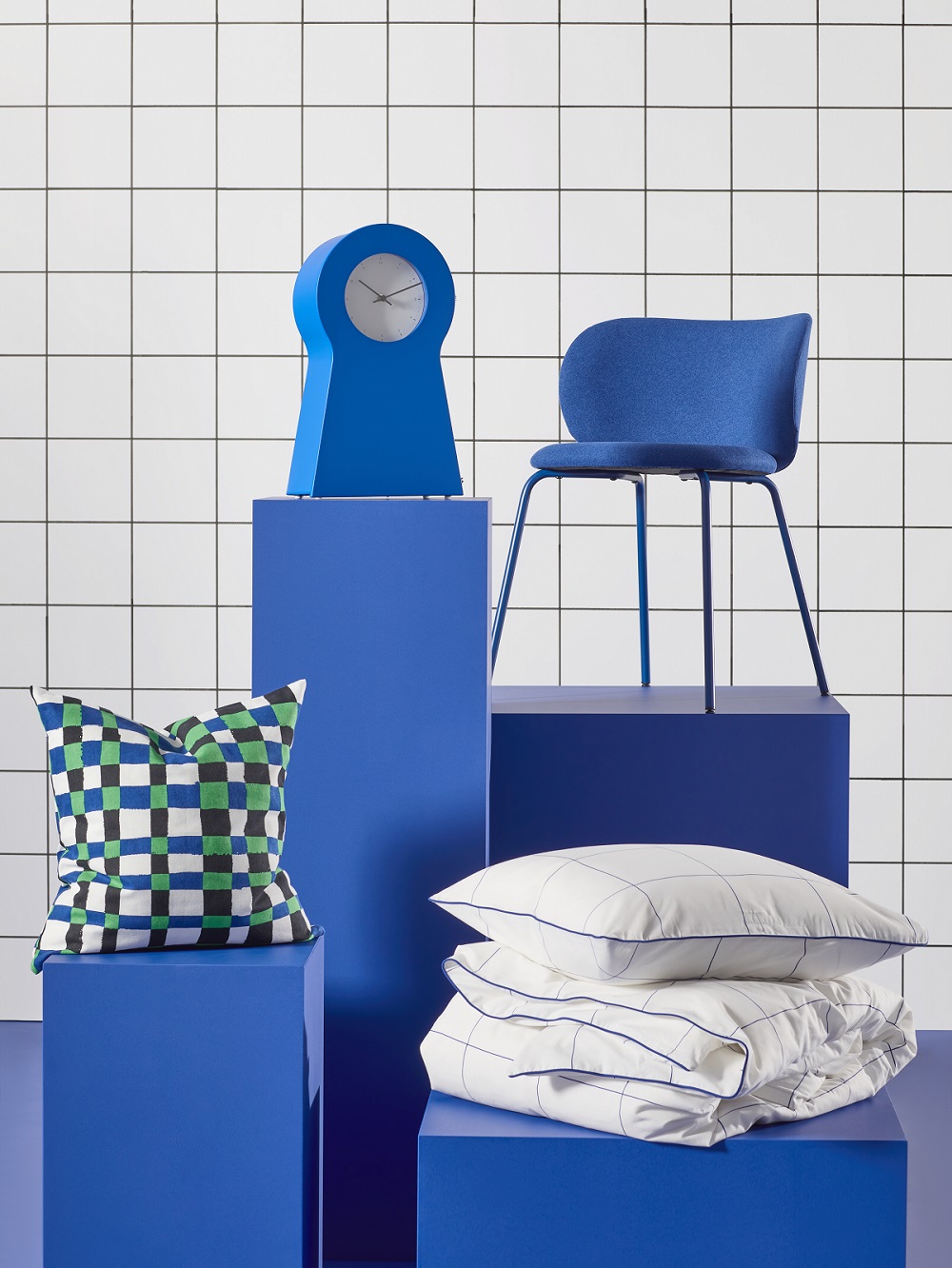 Fodera per cuscino Plattlummer, prezzo 4.95 euro. Sedia Krylbo blu, prezzo 65 euro. Orologio Ikea PS 1995 blu, prezzo 39,95 euro. www.ikea.com