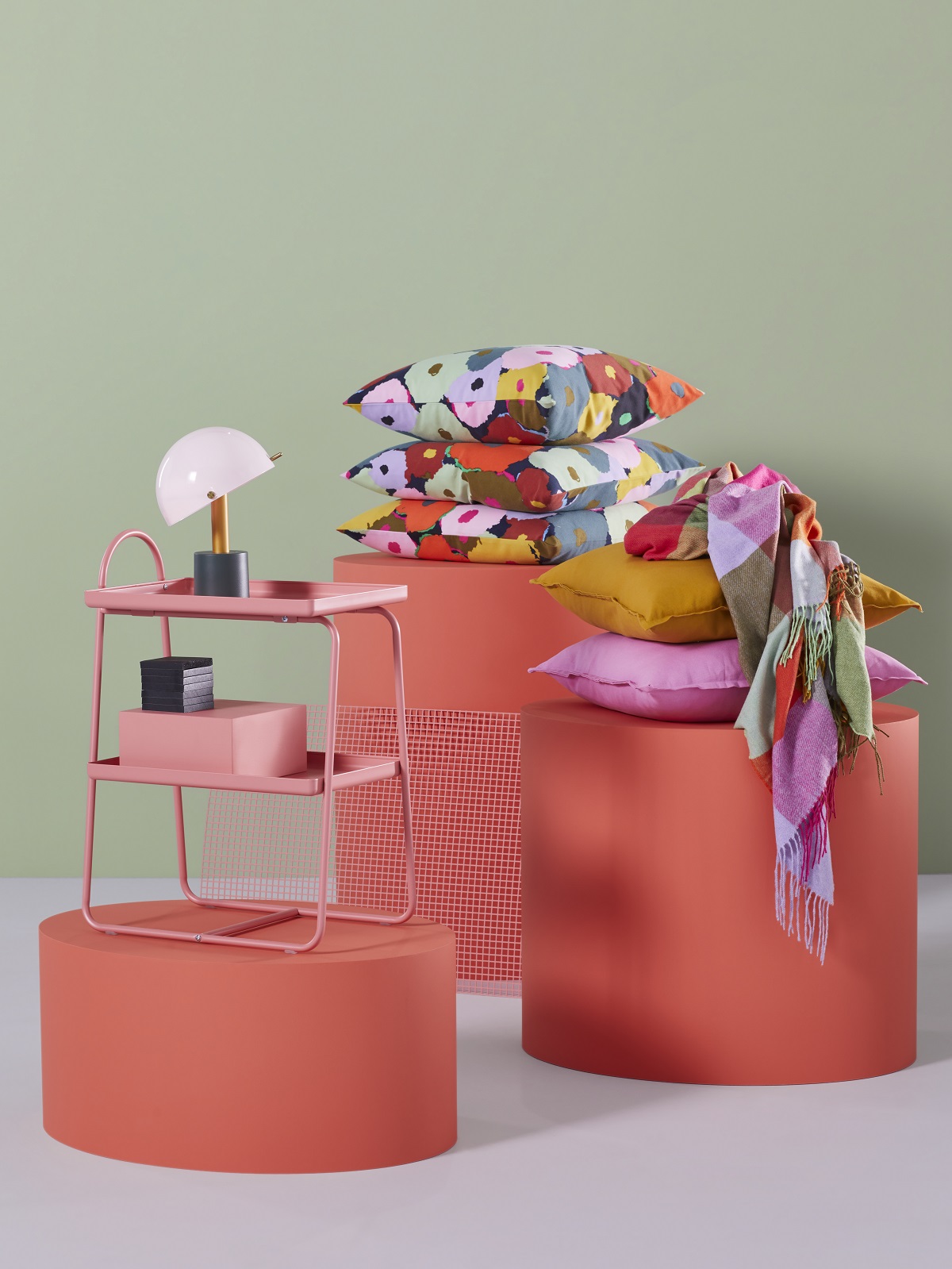 Fodera per cuscino Murreva e comodino Hattäsen rosa, prezzo 19,95 euro. www.ikea.com