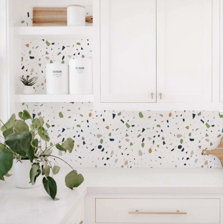 Paraschizzi cucina Decochic di Leroy Merlin, adesivo, in vinile lavabile e rimovibile, 1 rotolo da 50x300 cm. Prezzo 54,90 euro. www.leroymerlin.it