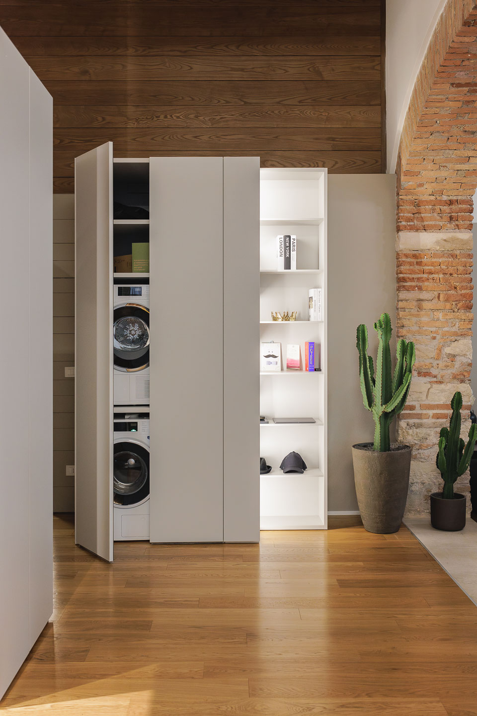 Il modulo tecnico del sistema Freedhome cela con discrezione un vano lavanderia, in cui far scomparire gli elettrodomestici.