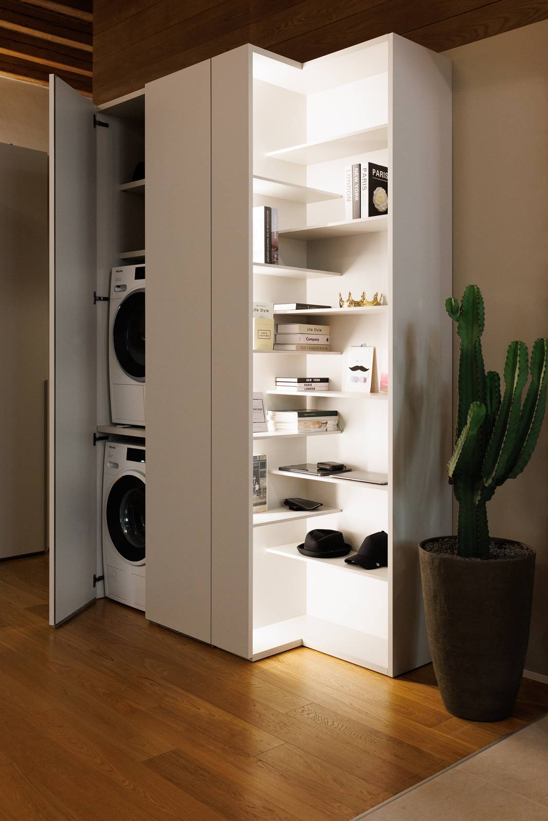 Il modulo terminale, grazie alla sua struttura al L con illuminazione dimmerabile, offre ancora più spazio di contenimento e chiude la composizione con leggerezza.