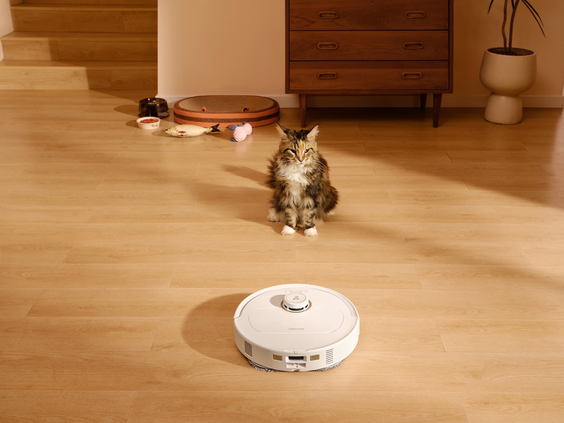 L'aspirapolvere Qrevo MaxV di Roborock consente di avviare una video-chiamata e intercettare il gatto o il cane in modalità ‘padroni di casa’ per assicurarsi che stiano bene e poter far sentire loro la propria voce. È in grado di individuare e riconoscere gli animali presenti in casa, attivando una particolare funzione per non spaventarli, arrestando la spazzola principale e spostandosi di lato. La fotocamera integrata permette inoltre di scattare loro foto per non sentirne la mancanza, nemmeno quando si è in viaggio. https://it.roborock.com/ L'aspirapolvere Qrevo MaxV di Roborock consente di avviare una video-chiamata e intercettare il gatto o il cane in modalità ‘padroni di casa’ per assicurarsi che stiano bene e poter far sentire loro la propria voce. È in grado di individuare e riconoscere gli animali presenti in casa, attivando una particolare funzione per non spaventarli, arrestando la spazzola principale e spostandosi di lato. La fotocamera integrata permette inoltre di scattare loro foto per non sentirne la mancanza, nemmeno quando si è in viaggio. https://it.roborock.com/