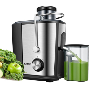 La centrifuga Juilist venduta su Amazon è dotata di un motore da 600 watt di potenza e di lame affilate in acciaio inox. La caraffa ha un separatore di schiuma per garantire che il succo versato sia liscio e succoso. È regolabile su 3 velocità Misura L 26 x P 18 x H 29 cm. Prezzo 52 euro. www.amazon.it