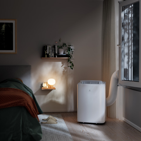 La serie Comfort 600 di Electrolux comprende 5 modelli di climatizzatori (3 per solo raffrescamento, 2 anche per riscaldamento) dotati di una potenza di raffreddamento di 9.000 BTU e di 3 velocità di ventilazione con deflettore d’aria verticale orientabile, e che utilizzano come refrigerante il gas ecologico R290. Hanno telecomando e sono gestibili da app. EXP26U559HW riscalda nei mesi invernali e ha a un livello di rumorosità bassissimo pari a 61 decibel. Misura L 49 x P 41,5 x H 80 cm. Prezzo 849,99 euro. http://www.electrolux.it