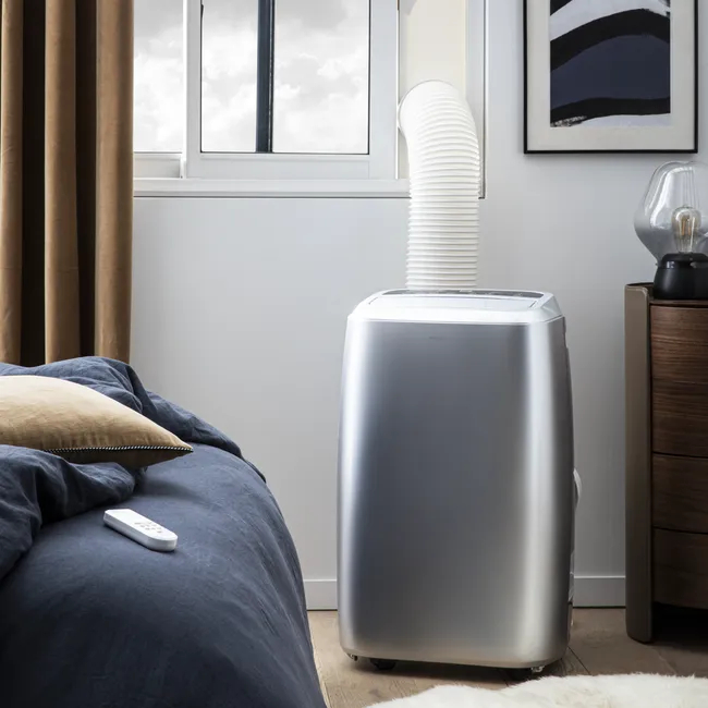 Equation Top 2 in vendita da Leroy Merlin è un climatizzatore portatile dotato di 4 ruote e maniglia di trasporto. Può essere usato per raffreddamento e riscaldamento e svolge anche funzione di ventola e deumidificatore. Perfetto per ambienti la cui superficie giunge sino a 30 mq, ha una potenza frigorifera di 14.000 Btu/h e si può azionare tramite l'uso di un telecomando, ha un display digitale e un timer funzionante sino a 24h. È regolabile su tre velocità. Misura L 47 x P 37 x H 76 cm. Prezzo 499 euro. www.leroymerlin.it