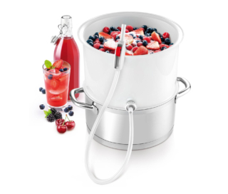 Il set con l’estrattore a vapore Della Casa di Tescoma si applica a casseruole e pentole fonde con ø 24 cm. Consente di preparare sciroppi di frutta e verdura, succhi naturali, gelatine e marmellate con frutta e verdura fresche o surgelate. In plastica resistente, ha tubo in silicone flessibile per imbottigliare e travasare i liquidi provvisto di una chiusura. Misura ø 27 cm x H 16 cm. Prezzo 47,90 euro. www.tescomaonline.com