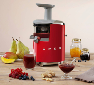 Grazie alla tecnologia di spremitura lenta SST™ (43 giri al minuto) a freddo e alla coclea in Ultem™, materiale di grande durata, l’estrattore SJF01 Smeg produce succhi di verdura e frutta sani. Attraverso una leva si può regolare la corposità del succo, lasciandovi passare più o meno polpa. Ha potenza di 150 watt e contenitore da 500 ml. Misura L 17 x P 27 x H 41 cm. Prezzo 589 euro. www.smeg.com