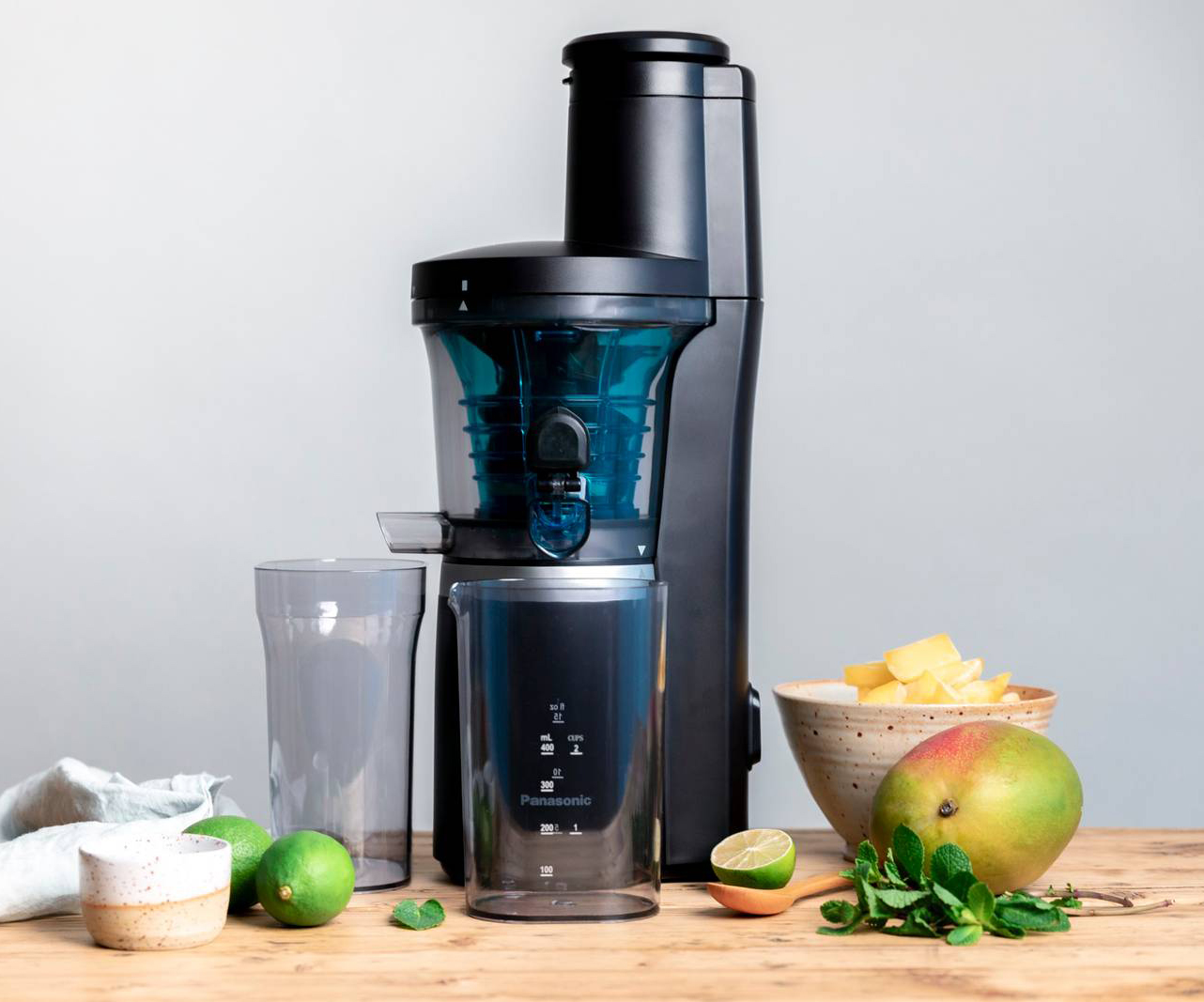 Nello slow Juicer MJ-L700 di Panasonic la rotazione del torchio in acciaio inox è estremamente lenta, solo 45 giri al minuto. Ha imbocco largo 75 mm per inserire frutta intera, senza la necessità di tagliarla a piccoli pezzi. Gli ingredienti più piccoli invece, possono essere aggiunti mentre l’apparecchio è in funzione attraverso una piccola apertura. Il sistema di sicurezza blocca il funzionamento del torchio nel momento in cui si apre il coperchio. Misura L 19 x P 20,5 x H 42,5 Prezzo 329,99 euro. www.panasonic.com