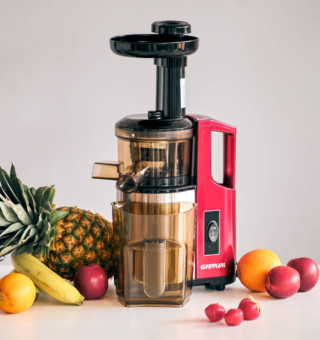 L’estrazione lenta a 55 giri al minuto senza l’attrito causato dalle lame, permette allo slow juicer Purosucco di G3 Ferrari di preservare il gusto e i valori nutrizionali. Con motore DC da 120 watt di potenza, è realizzato con materiali resistenti e ha beccuccio con tappo. Ricettario incluso. Misura L 24 x P 16,5 x H 45 cm. Prezzo 109,90 euro. www.g3ferrari.net