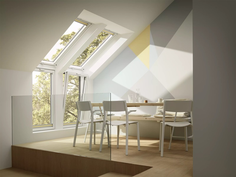 Le finestre elettriche solari per tetti Integra di Velux sono in legno termotrattato con rivestimento esterno in alluminio grigio, a richiesta anche colorato, in rame o zinco al titanio. Si possono azionare con un comando a distanza e, in caso di pioggia, si chiudono in automatico grazie al sensore di cui sono dotate. Sono predisposte per l’installazione di tende interne ed esterne e tapparelle. Possono essere combinate con gli elementi verticali, progettati per essere installati appena sotto le finestre per tetti, in modo che la superficie vetrata si estenda fino al pavimento. Gli elementi verticali VFE possono essere abbinati a finestre di pari larghezza installate su pendenze da 15° a 65° e sono consigliati per installazioni a portata di mano. http://www.velux.it Le finestre elettriche solari per tetti Integra di Velux sono in legno termotrattato con rivestimento esterno in alluminio grigio, a richiesta anche colorato, in rame o zinco al titanio. Si possono azionare con un comando a distanza e, in caso di pioggia, si chiudono in automatico grazie al sensore di cui sono dotate. Sono predisposte per l’installazione di tende interne ed esterne e tapparelle. Possono essere combinate con gli elementi verticali, progettati per essere installati appena sotto le finestre per tetti, in modo che la superficie vetrata si estenda fino al pavimento. Gli elementi verticali VFE possono essere abbinati a finestre di pari larghezza installate su pendenze da 15° a 65° e sono consigliati per installazioni a portata di mano. http://www.velux.it
