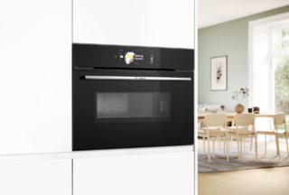 Il sistema Perfect Bake Baking Sensor Plus del forno elettrico Serie 8 CRG778NB1 di Bosch misura l'umidità nel forno e imposta automaticamente il tipo di riscaldamento, il tempo di cottura e la temperatura, per risultati sempre ottimali. Ha funzione di pirolisi e idrolisi per una manutenzione interna accurata e funziona anche come microonde. Capiente 45 litri, ha display Full Touch e controllo tramite anello rotante. È largo 60 cm e alto 45 cm. Prezzo3.416 euro. http://www.bosch-home.com/it/ Il sistema Perfect Bake Baking Sensor Plus del forno elettrico Serie 8 CRG778NB1 di Bosch misura l'umidità nel forno e imposta automaticamente il tipo di riscaldamento, il tempo di cottura e la temperatura, per risultati sempre ottimali. Ha funzione di pirolisi e idrolisi per una manutenzione interna accurata e funziona anche come microonde. Capiente 45 litri, ha display Full Touch e controllo tramite anello rotante. È largo 60 cm e alto 45 cm. Prezzo3.416 euro. http://www.bosch-home.com/it/