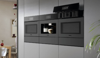 Compatto, DGC 7840 HCX Pro 125 Gala Ed di Miele appartiene alla linea ArtLine con elettrodomestici da incasso dal design innovativo senza maniglie per integrarsi perfettamente a filo con i frontali dei mobili. Dotato di numerosi programmi, ha sonda termometrica wireless per misurare la temperatura interna delle pietanze. Offre 3 modalità di cottura abbinando al tradizionale a quella al vapore. Facile da pulire grazie alla tecnologia HydroClean, ha sistema Brilliant Light con luci interne a led per illuminare perfettamente il vano da 47 litri. È in classe A+. Prezzo 5.649 euro. www.miele.it Compatto, DGC 7840 HCX Pro 125 Gala Ed di Miele appartiene alla linea ArtLine con elettrodomestici da incasso dal design innovativo senza maniglie per integrarsi perfettamente a filo con i frontali dei mobili. Dotato di numerosi programmi, ha sonda termometrica wireless per misurare la temperatura interna delle pietanze. Offre 3 modalità di cottura abbinando al tradizionale a quella al vapore. Facile da pulire grazie alla tecnologia HydroClean, ha sistema Brilliant Light con luci interne a led per illuminare perfettamente il vano da 47 litri. È in classe A+. Prezzo 5.649 euro. www.miele.it