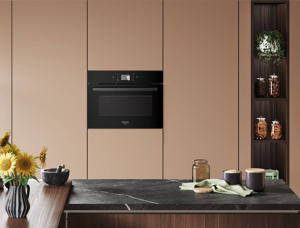 Il forno compatto con microonde di Hotpoint garantisce grandi prestazioni pur adattandosi a una nicchia standard di 45 cm. La tecnologia Dynamic MultiFlow consente di cucinare in modo uniforme fino a 3 livelli diversi in un’unica cottura, senza mescolare odori e sapori. Inoltre, grazie alle funzionalità Dynamic Crisp e CrispFry, è possibile ottenere piatti croccanti, al forno o arrostiti, e salutari anche senza l’aggiunta d’olio. Con Dynamic Steam si possono realizzare piatti gustosi semplicemente inserendo il cibo nella vaporiera e selezionando il tipo di alimento. Prezzo da rivenditore. www.hotpoint.it Il forno compatto con microonde di Hotpoint garantisce grandi prestazioni pur adattandosi a una nicchia standard di 45 cm. La tecnologia Dynamic MultiFlow consente di cucinare in modo uniforme fino a 3 livelli diversi in un’unica cottura, senza mescolare odori e sapori. Inoltre, grazie alle funzionalità Dynamic Crisp e CrispFry, è possibile ottenere piatti croccanti, al forno o arrostiti, e salutari anche senza l’aggiunta d’olio. Con Dynamic Steam si possono realizzare piatti gustosi semplicemente inserendo il cibo nella vaporiera e selezionando il tipo di alimento. Prezzo da rivenditore. www.hotpoint.it