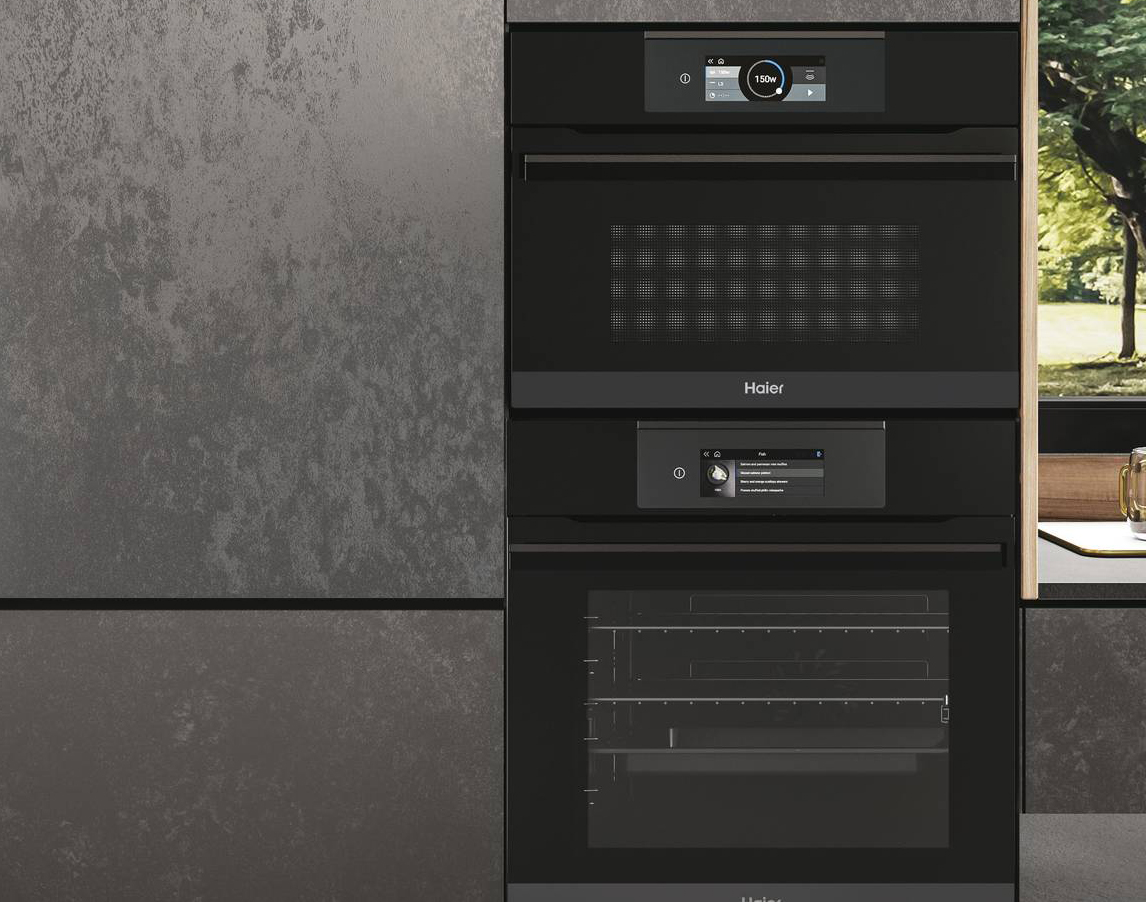 Elegante con vetro scuro ed elementi in alluminio spazzolato e liscio a contrasto, I-Touch Compact Serie 6 HWO45NB6T0B1 di Haier è capiente 34 litri e touch screen completamente interattivo che consente di controllare ogni elemento del processo di cottura dall'inizio alla fine con facilità. Microonde combinato, ha potenza di 900 watt ed è gestibile da app. La funzione My Taste permette di creare i propri programmi multistep e di registrare le proprie ricette preferite per averle sempre a portata di mano. È largo 59,5 cm e alto 45,5 cm. Prezzo da rivenditore. www.haier-europe.com Elegante con vetro scuro ed elementi in alluminio spazzolato e liscio a contrasto, I-Touch Compact Serie 6 HWO45NB6T0B1 di Haier è capiente 34 litri e touch screen completamente interattivo che consente di controllare ogni elemento del processo di cottura dall'inizio alla fine con facilità. Microonde combinato, ha potenza di 900 watt ed è gestibile da app. La funzione My Taste permette di creare i propri programmi multistep e di registrare le proprie ricette preferite per averle sempre a portata di mano. È largo 59,5 cm e alto 45,5 cm. Prezzo da rivenditore. www.haier-europe.com