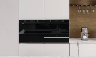 Il forno microonde combinato Mythos FMY 45 MW XS di Franke finitura inox satinato/cristallo nero è dotato di una potenza di 900 watt, capacità 40 litri, 9 funzioni, display LCD, grill, cottura a vapore e Cookassist con 10 ricette automatiche + 7 funzioni speciali. È largo 60 cm e alto 46 cm. Prezzo 922 euro. www.franke.com Il forno microonde combinato Mythos FMY 45 MW XS di Franke finitura inox satinato/cristallo nero è dotato di una potenza di 900 watt, capacità 40 litri, 9 funzioni, display LCD, grill, cottura a vapore e Cookassist con 10 ricette automatiche + 7 funzioni speciali. È largo 60 cm e alto 46 cm. Prezzo 922 euro. www.franke.com