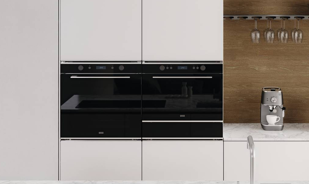 Il forno microonde combinato Mythos FMY 45 MW XS di Franke finitura inox satinato/cristallo nero è dotato di una potenza di 900 watt, capacità 40 litri, 9 funzioni, display LCD, grill, cottura a vapore e Cookassist con 10 ricette automatiche + 7 funzioni speciali. È largo 60 cm e alto 46 cm. Prezzo 922 euro. www.franke.com Il forno microonde combinato Mythos FMY 45 MW XS di Franke finitura inox satinato/cristallo nero è dotato di una potenza di 900 watt, capacità 40 litri, 9 funzioni, display LCD, grill, cottura a vapore e Cookassist con 10 ricette automatiche + 7 funzioni speciali. È largo 60 cm e alto 46 cm. Prezzo 922 euro. www.franke.com