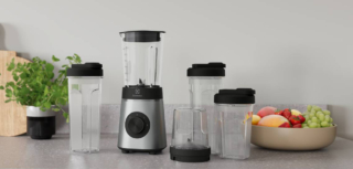 Salvaspazio e versatile, Compact Blender Create 4 di Electrolux è fornito con tre bottiglie rimovibili dotate di coperchio (due da 600 ml e una da 300 ml), per portare ovunque le bevande appena preparate. Ha caraffa di vetro capiente 1 litro e funzione Pulse per amalgamare al meglio. Misura L 14 x P 13 x H 32 cm. Prezzo 79,99 euro. www.electrolux.it