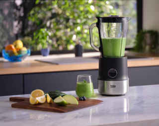 La funzione IceCrush consente di avere ghiaccio tritato finemente in pochi istanti premendo semplicemente un tasto del frullatore Sirius Line TBN 81808 BX di Beko. Regolabile su 6 velocità, ha sistema con 4 lame seghettate in acciaio inox e motore da 800 watt. La caraffa in vetro è capiente 1,75 litri. Misura ø 20 x H 38 cm. Prezzo 59,90 euro. www.beko.com