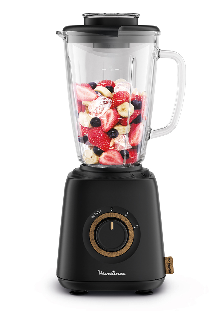 Realizzato con il 65% di plastica riciclata, il frullatore Eco Respect di Moulinex ha caraffa capiente 1,25 litri in vetro termoresistente. Il motore da 800 watt, le 2 velocità, la funzione Pulse e le 4 robuste lame in acciaio inox consentono una miscelazione uniforme e persino di tritare il ghiaccio. Misura L 30 x P 30 x H 40 cm. Prezzo 99,99 euro. www.moulinex.it