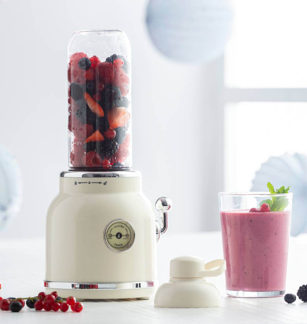 Ruotando la levetta cromata del frullatore della linea Retro Fun di Casa si sceglie la velocità desiderata. È in polipropilene e acciaio inox. Ha potenza di 250 watt. Misura Ø 13 x H 31 cm. Prezzo 59 euro. www.casashops.com