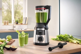 Dotato di sei programmi automatici e timer, VitaPower Serie 6 MMB6762M di Bosch frulla frutta, verdura e ghiaccio ma prepara anche la zuppa. Ha potenza di 1.800 watt. Smart, riconosce il tipo di caraffa in uso e regola automaticamente le impostazioni per ottenere sempre la miscela perfetta. Misura ø 21 x H 47,5 cm. Prezzo 369 euro. www.bosch-home.com/it/