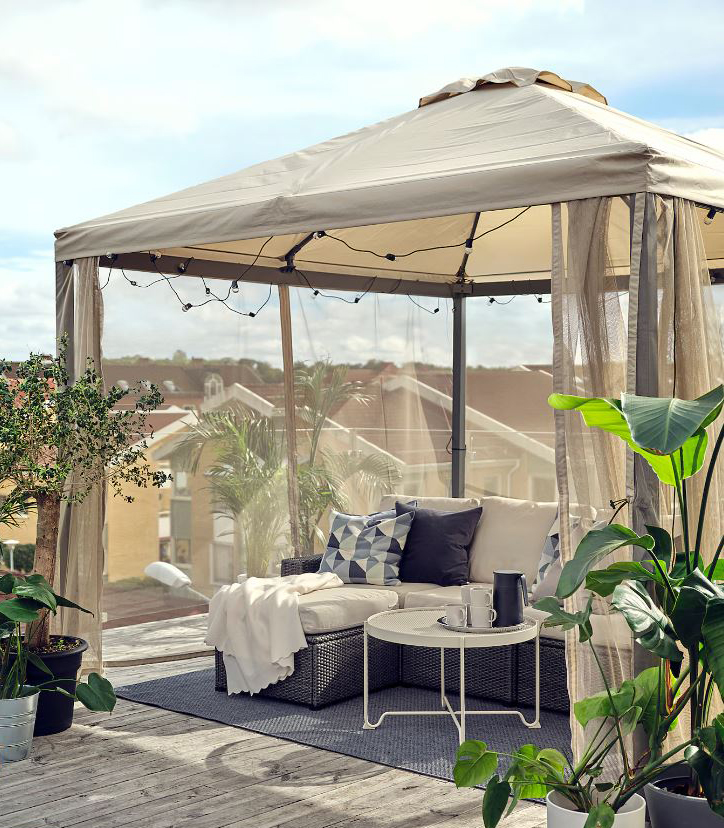 Può essere sistemato anche sul terrazzo in città il gazebo con rete Himmelso di Ikea Italia che permette di dare vita ad una stanza extra all'aperto perché protegge dal sole grazie al fattore UPF, da una pioggia leggera e dagli insetti molesti. La struttura è in acciaio con rivestimento a polvere che lo rende resistente; la rete e il rivestimento sono in poliestere. Misura L 286 x P 286 x H 290 cm. Prezzo 299 euro. www.ikea.com Può essere sistemato anche sul terrazzo in città il gazebo con rete Himmelso di Ikea Italia che permette di dare vita ad una stanza extra all'aperto perché protegge dal sole grazie al fattore UPF, da una pioggia leggera e dagli insetti molesti. La struttura è in acciaio con rivestimento a polvere che lo rende resistente; la rete e il rivestimento sono in poliestere. Misura L 286 x P 286 x H 290 cm. Prezzo 299 euro. www.ikea.com